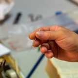 Sia la rilegatura che il restauro vengono compiuti da Gianluigi usando le proprie mani. Ad esempio lui continua a unire le pagine utilizzando esclusivamente l�ago e filo...